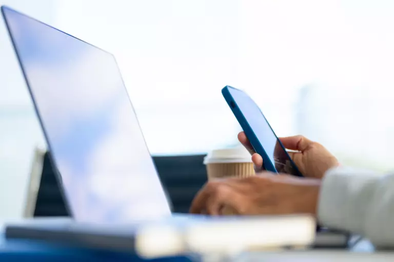 Symboldbild PLUTA Akademie – Tablet in der Hand mit dem Logo der PLUTA Akademie