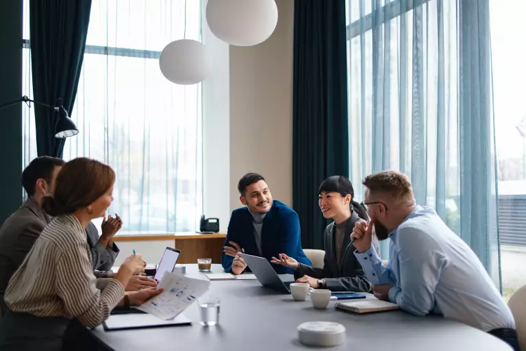 Symboldbild PLUTA Akademie – Tablet in der Hand mit dem Logo der PLUTA Akademie