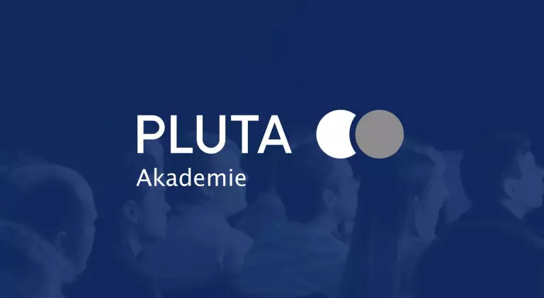 Symboldbild PLUTA Akademie – Tablet in der Hand mit dem Logo der PLUTA Akademie