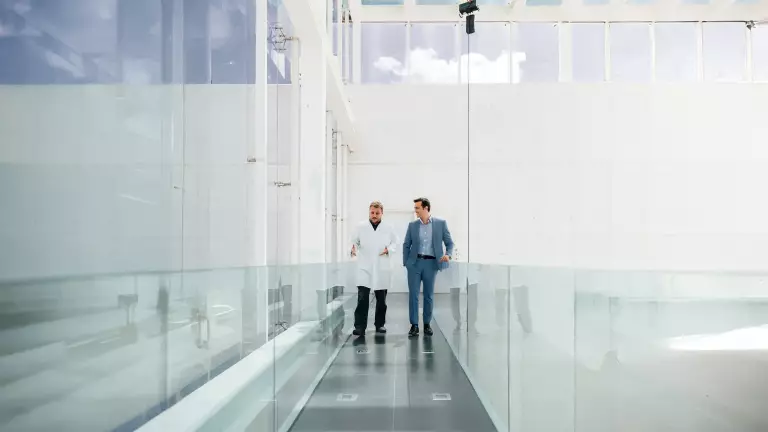 Symboldbild Sparringspartner – Beratungsgespräch in einer modernen Büroumgebung